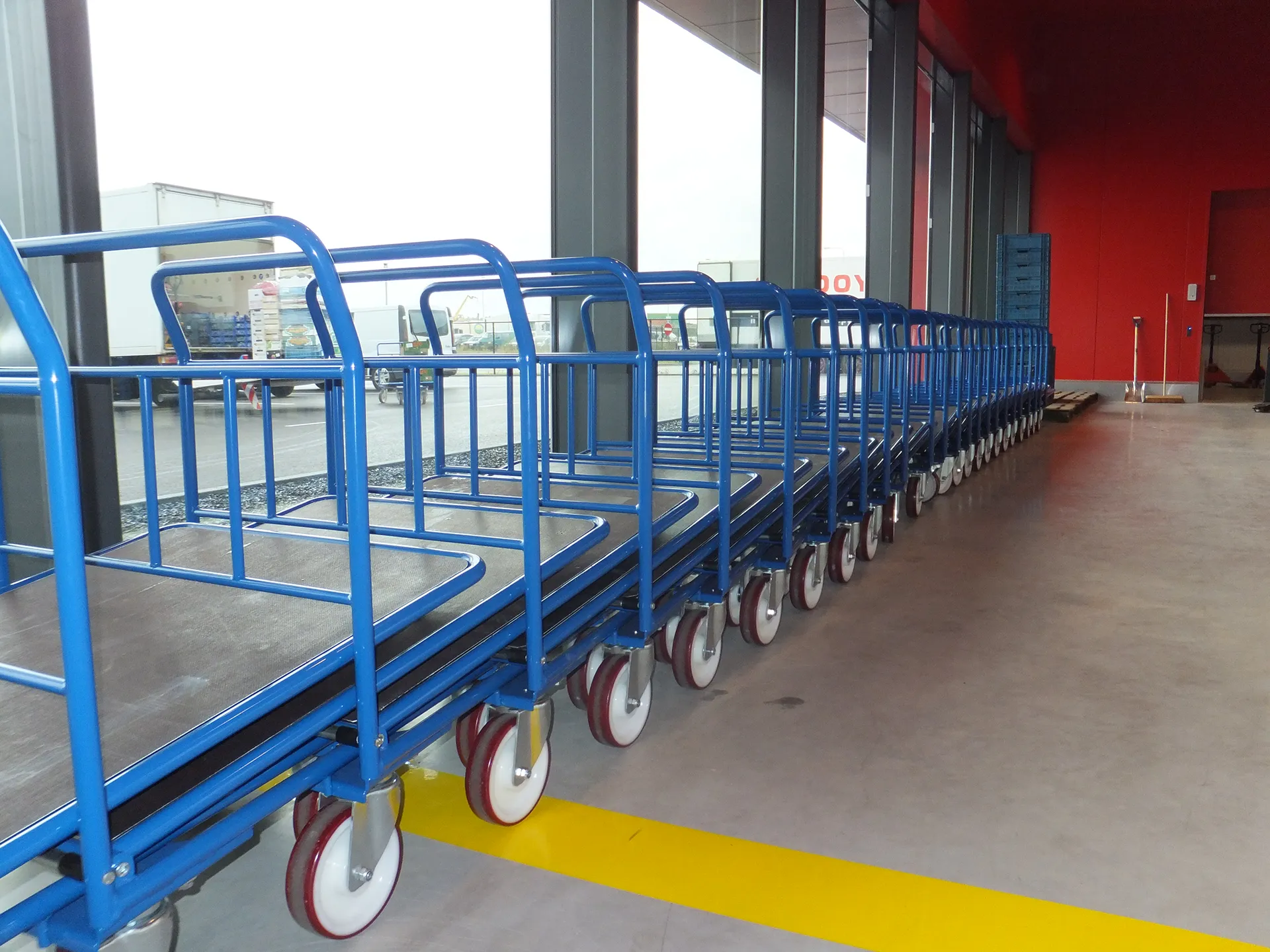 In elkaar geschoven Cash & Carry-wagens